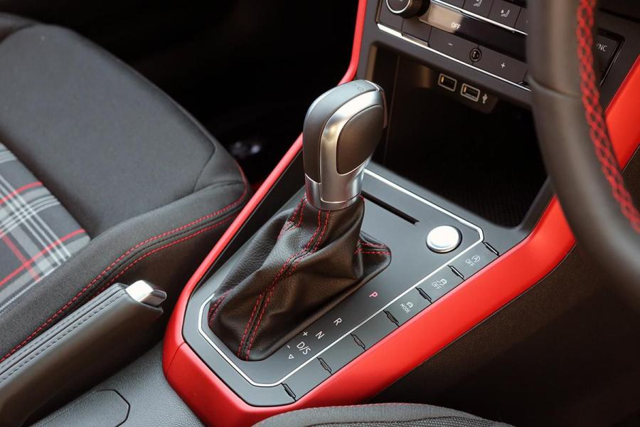 Детали интерьера Volkswagen Polo GTI (Typ AW) 2018 года  (JP) (фото 14 из 18)